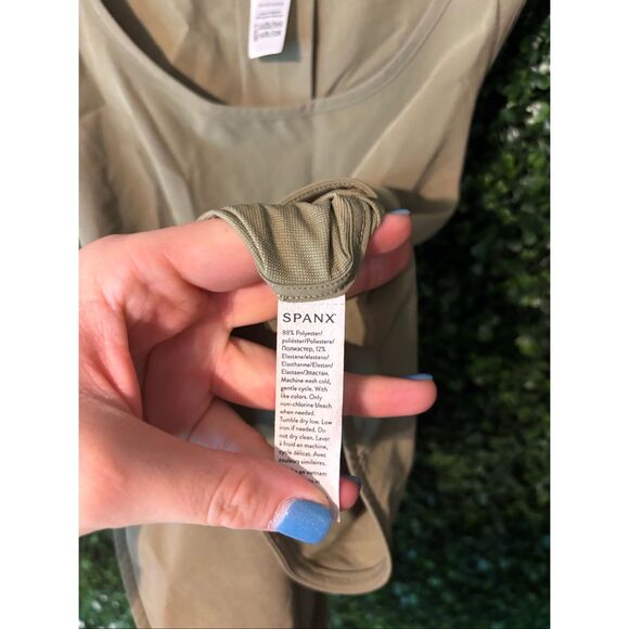 Spanx Casual Fridays Curved Hem Tank Women’s Size Small Dark Khaki - Picture 3 of 4